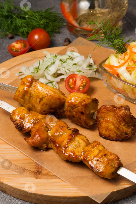 Скачать куриный шашлык с маринованным луком и салатом из капусты фотосток Ozero