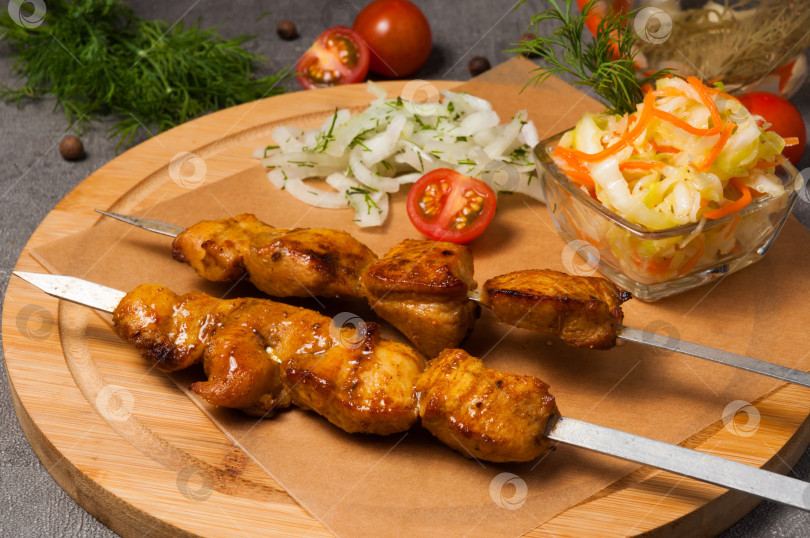 Скачать куриный шашлык с маринованным луком и салатом из капусты фотосток Ozero