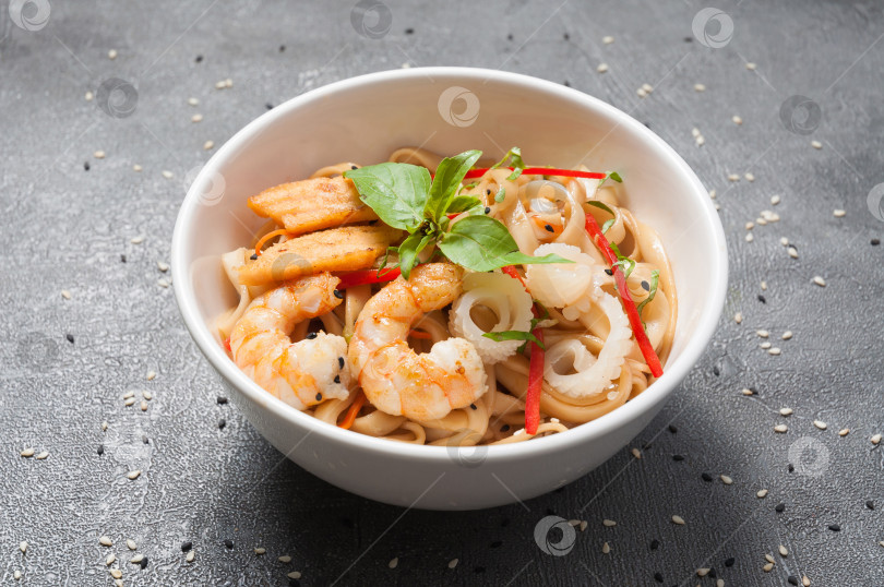 Скачать пшеничная лапша удон с морепродуктами японская кухня фотосток Ozero