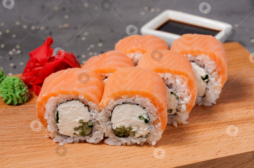 Скачать рулетики со сливочным сыром, огурцом и лососем фотосток Ozero