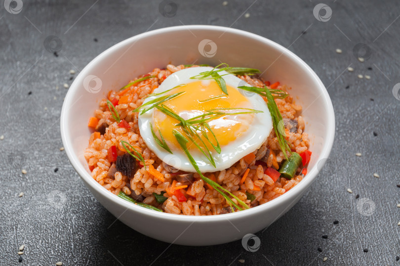 Скачать рис с овощами и яйцом. японская кухня фотосток Ozero