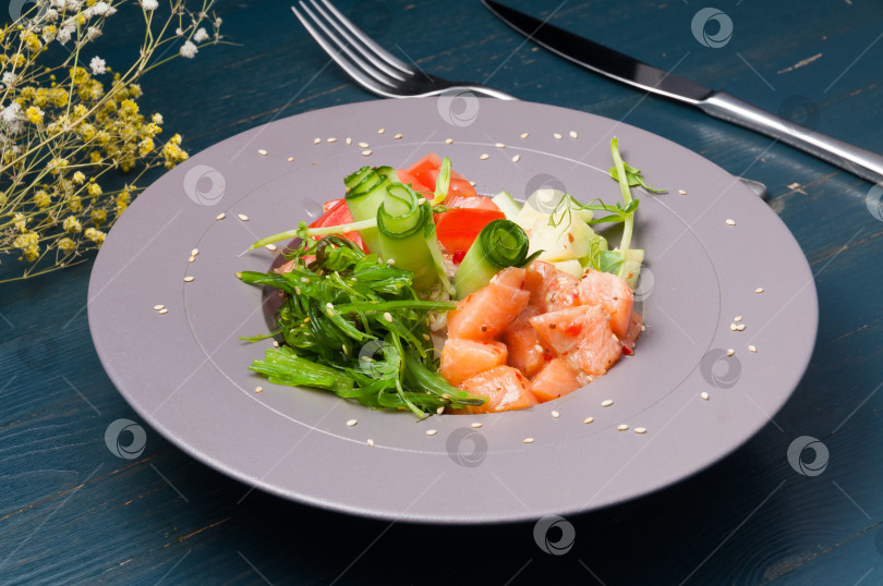 Скачать поке с лососем и овощами, украшенный кунжутом фотосток Ozero