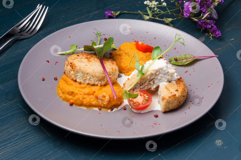 Скачать куриные котлеты с тыквенным пюре с помидорами и микрозеленью фотосток Ozero