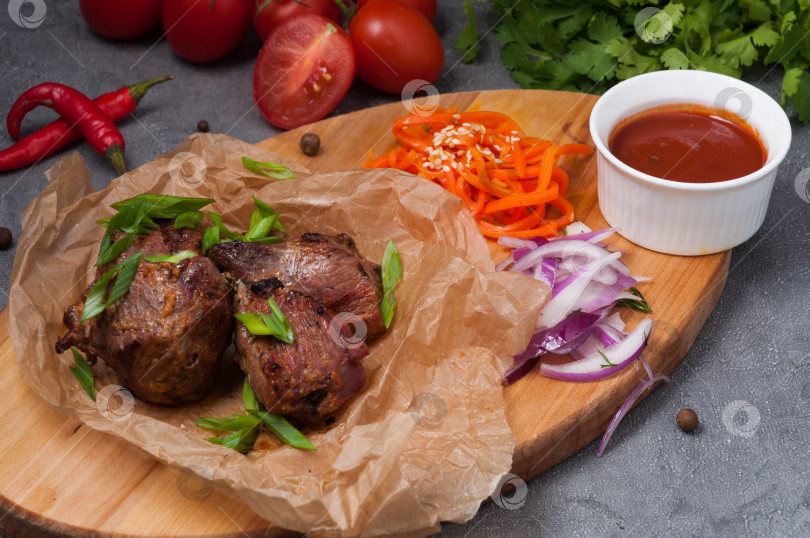 Скачать шашлык из говядины с красным луком, морковью и томатным соусом фотосток Ozero