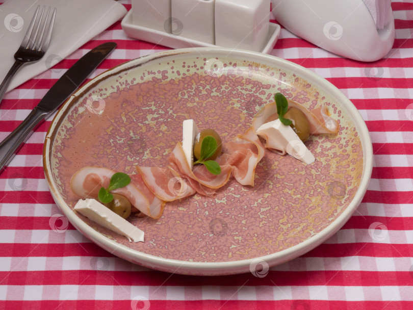 Скачать прошутто крудо с сыром и оливками в ресторане фотосток Ozero