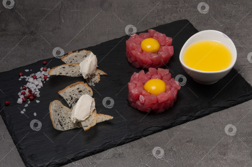 Скачать тартар из тунца с желтком, гренками и сливочным сыром фотосток Ozero
