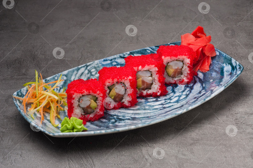 Скачать суши-роллы с креветками, лососем, тунцом и икрой масаго фотосток Ozero