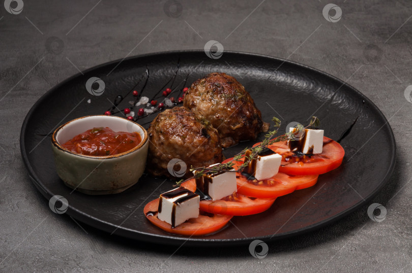 Скачать фрикадельки с томатным соусом, помидорами и сыром фета фотосток Ozero