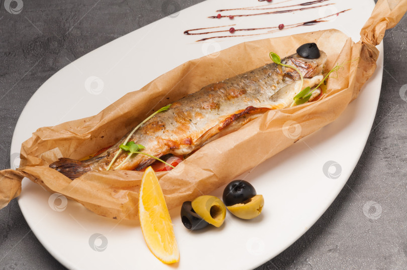 Скачать форель, фаршированная овощами, запеченная в пергаментной бумаге фотосток Ozero