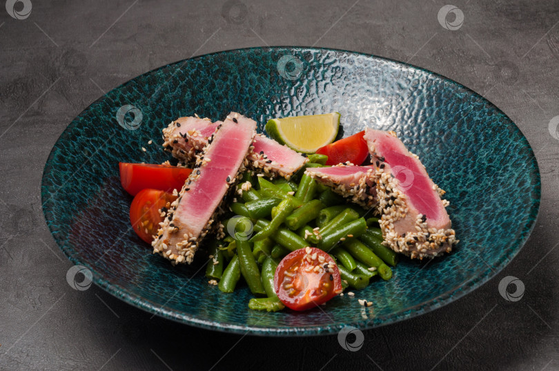Скачать салат с тунцом, стручковой фасолью и помидорами фотосток Ozero