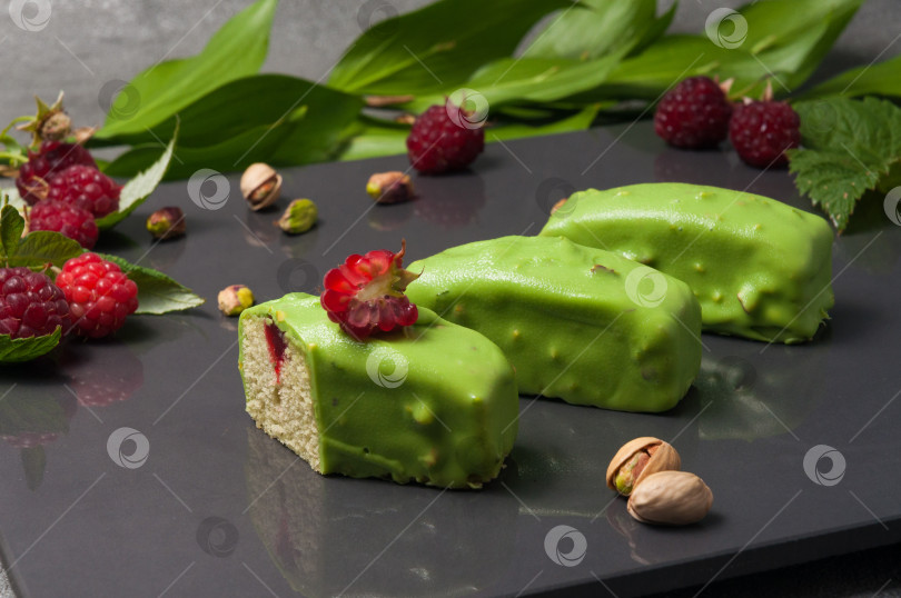 Скачать кекс с малиновой начинкой, украшенный фисташковой глазурью фотосток Ozero