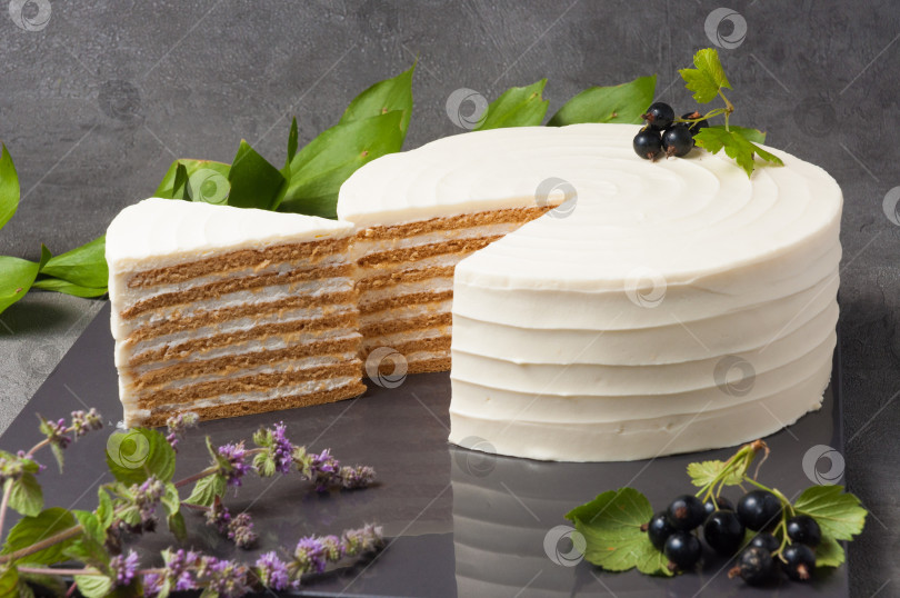 Скачать Нежные медовые коржи, пропитанные сметанным кремом и украшенные текстурированным сливочным сыром фотосток Ozero