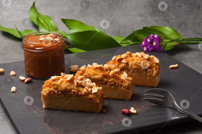 Скачать мини-кекс с карамельно-арахисовой начинкой фотосток Ozero