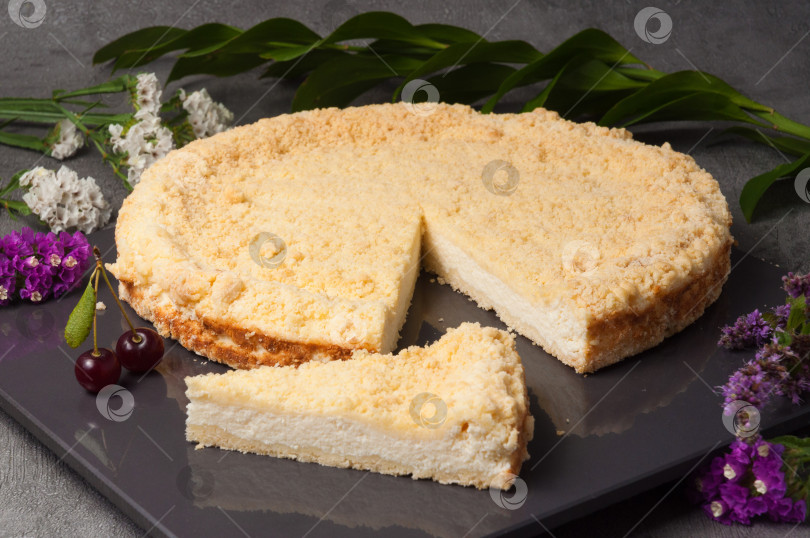Скачать Домашний пирог с хрустящей песочной крошкой и творожной начинкой фотосток Ozero