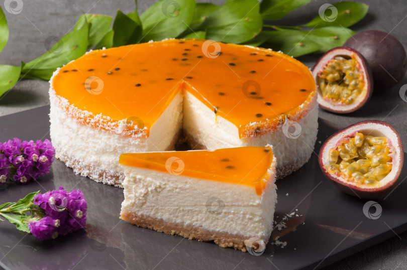 Скачать Нежная сырная масса на хрустящей основе с начинкой для кули из манго и маракуйи. Сверху украсьте семенами маракуйи фотосток Ozero