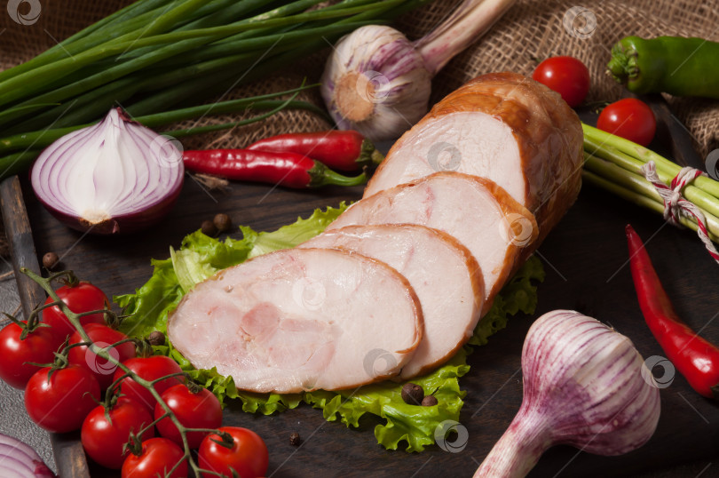 Скачать рулет из варено-копченой курицы, украшенный свежими овощами фотосток Ozero