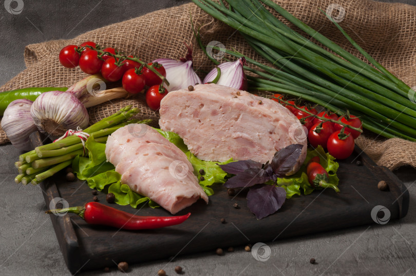 Скачать колбасное изделие - прессованное мясо, украшенное свежими овощами фотосток Ozero