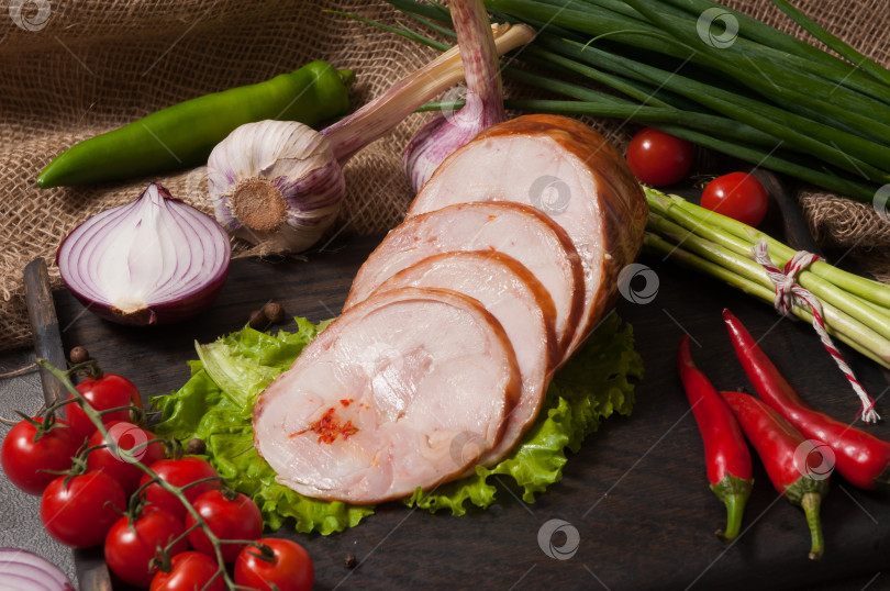 Скачать рулет из варено-копченой курицы, украшенный свежими овощами фотосток Ozero