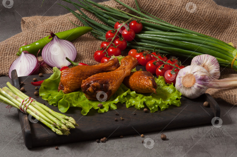 Скачать копченая куриная голень, украшенная свежими овощами фотосток Ozero