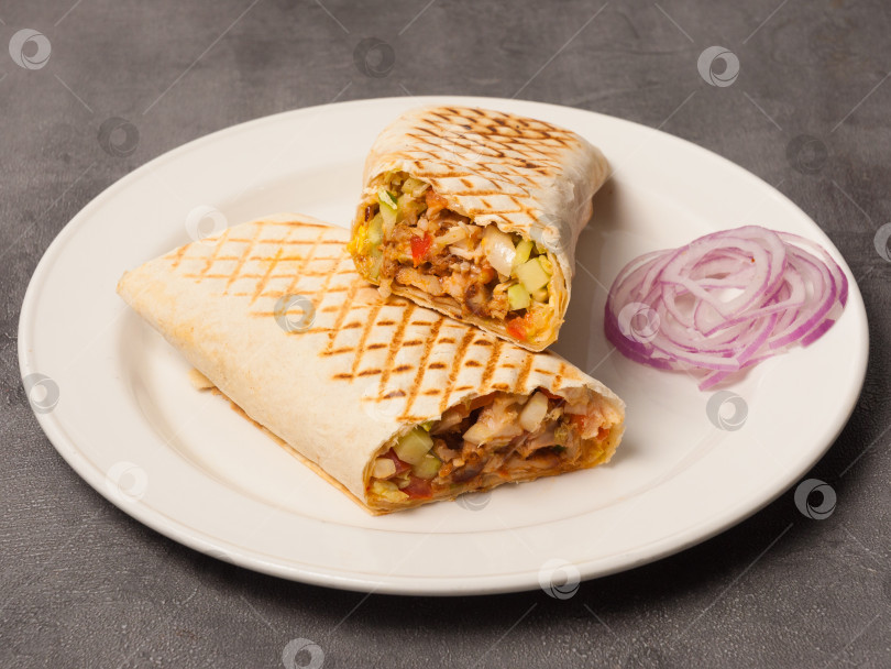Скачать шаурма с курицей и овощами, приготовленная на гриле на белом блюде фотосток Ozero