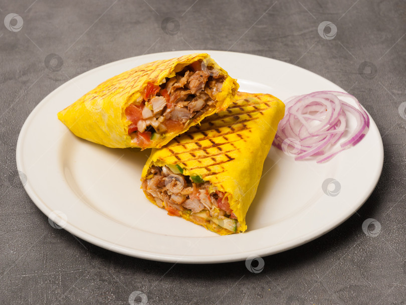 Скачать шаурма с курицей и овощами в сырном тесте, приготовленная на гриле фотосток Ozero