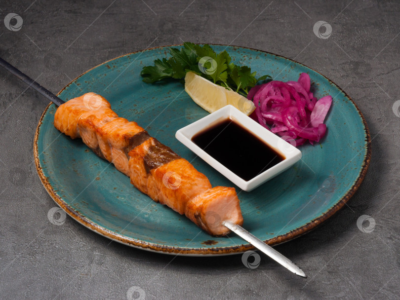 Скачать шашлык из лосося с соевым соусом, лимоном и зеленью фотосток Ozero