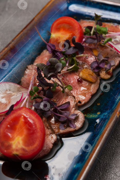 Скачать татаки из говядины с овощами и зеленью. Японская кухня. Крупный план фотосток Ozero