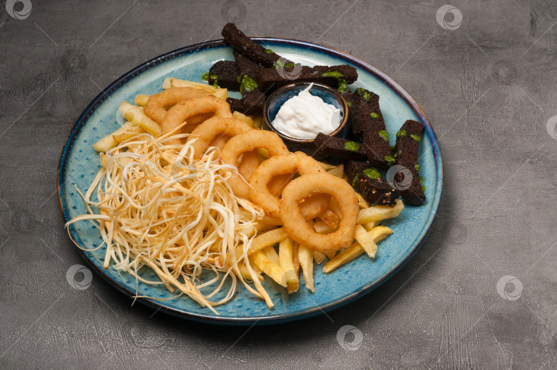Скачать закуски к пиву: луковые кольца, чесночные гренки, сыр со сметанным соусом фотосток Ozero
