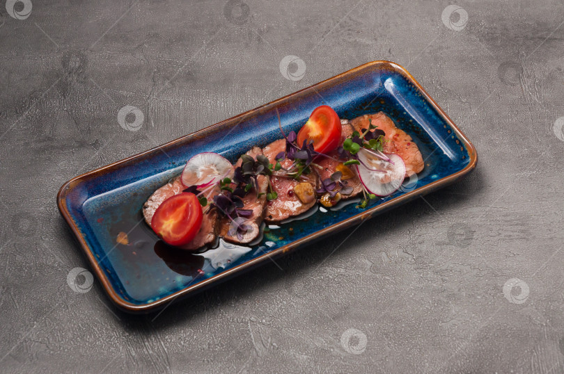 Скачать татаки из говядины с овощами и микрозеленью. Японская кухня фотосток Ozero