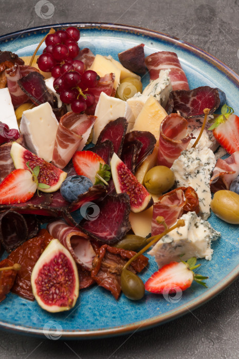 Скачать антипасто - холодная закуска с вяленым мясом, фруктами, сырами, ягодами фотосток Ozero