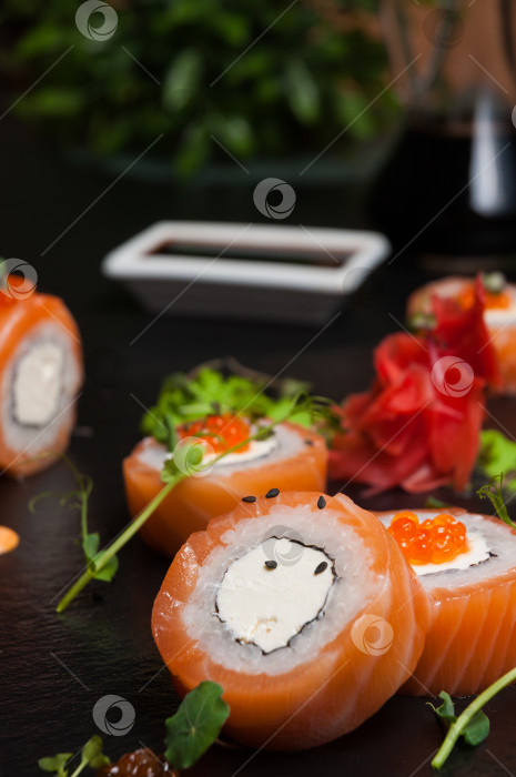 Скачать суши-роллы с лососем и сливочным сыром фотосток Ozero