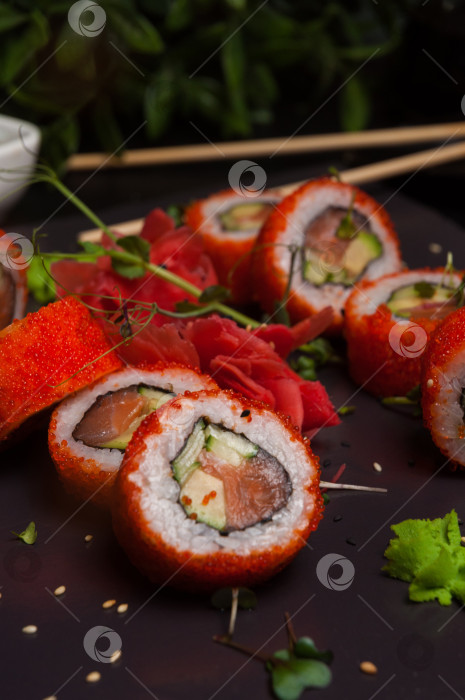 Скачать суши-роллы с лососем, авокадо и огурцом в икре тобико фотосток Ozero