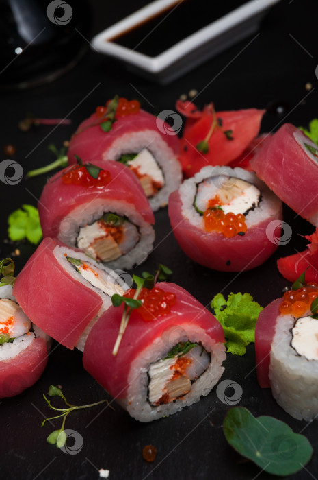 Скачать суши-роллы с тунцом, омлетом, креветками и сливочным сыром фотосток Ozero