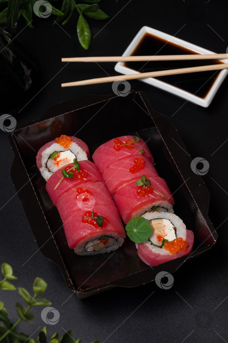 Скачать суши-роллы с тунцом, омлетом, креветками и сливочным сыром фотосток Ozero