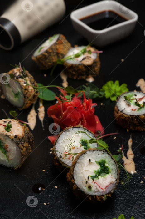 Скачать суши-роллы темпура с крабовым мясом, сливочным сыром и морскими водорослями фотосток Ozero
