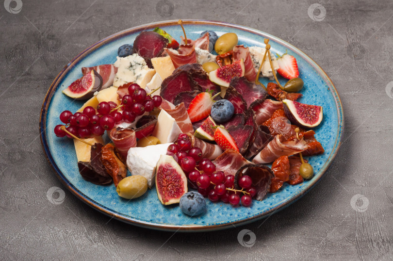 Скачать антипасто - холодная закуска с вяленым мясом, фруктами, сырами, ягодами фотосток Ozero