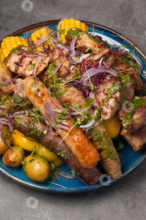 Скачать мясное ассорти, сосиски и овощи-гриль в ресторане фотосток Ozero