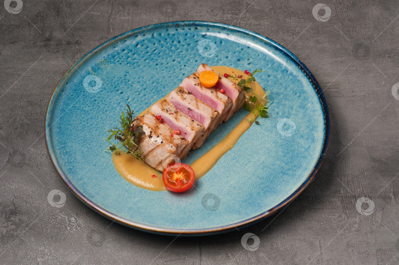 Скачать тунец на гриле, нарезанный кусочками, с манговым соусом фотосток Ozero