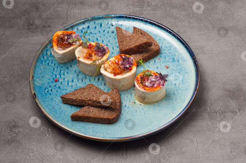 Скачать кости с костным мозгом - прекрасное ресторанное блюдо с ржаным хлебом фотосток Ozero