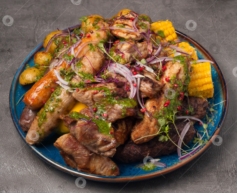 Скачать мясное ассорти, сосиски и овощи-гриль в ресторане фотосток Ozero