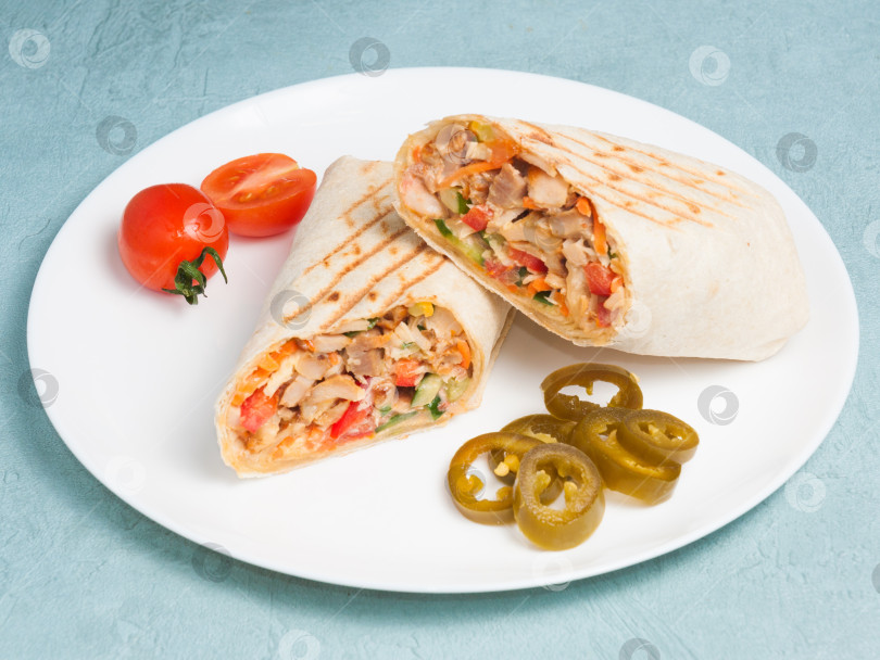 Скачать шаурма с курицей и овощами, перцем халапеньо на синем фоне фотосток Ozero