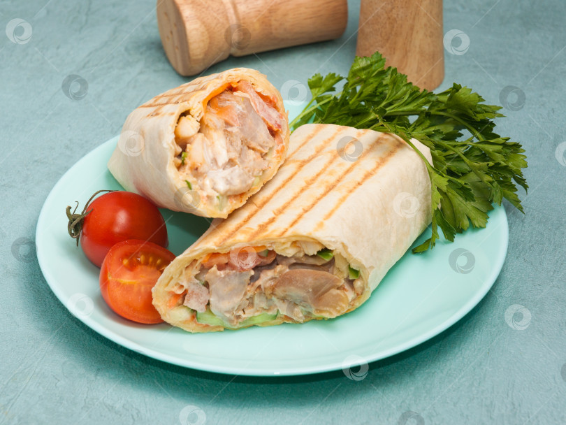 Скачать шаурма с курицей и овощами на синем фоне фотосток Ozero