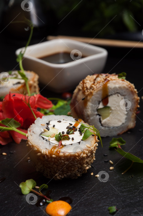 Скачать суши-роллы с угрем, сливочным сыром, огурцом и кунжутом фотосток Ozero