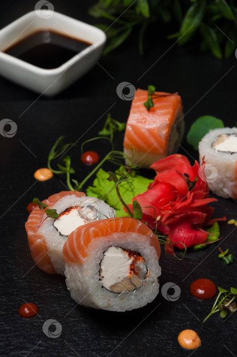 Скачать суши-роллы с лососем, сливочным сыром, омлетом и креветками фотосток Ozero