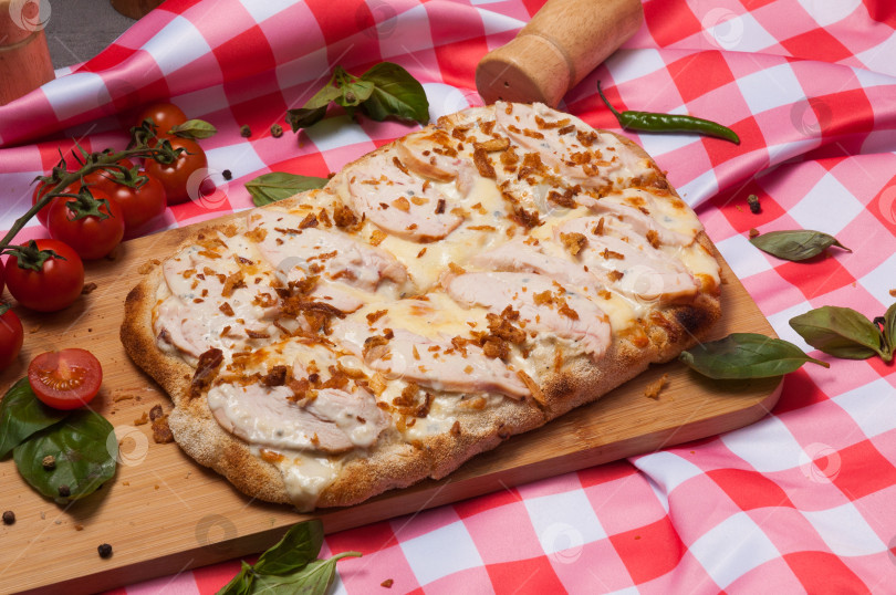 Скачать пицца на римском тесте с курицей и сыром горгонзола фотосток Ozero