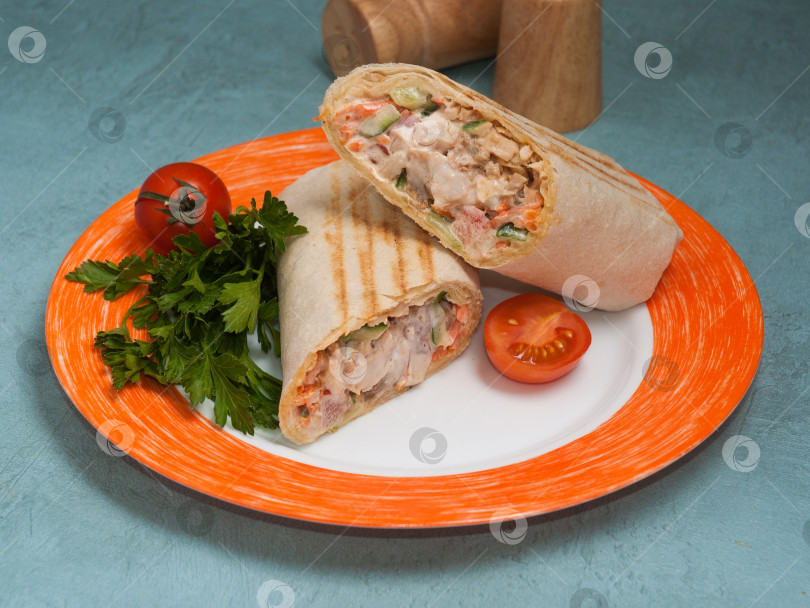 Скачать шаурма с курицей и овощами на синем фоне фотосток Ozero