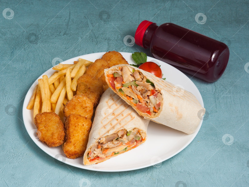 Скачать комбинированный набор: шаурма с наггетсами, картофель фри и напиток фотосток Ozero
