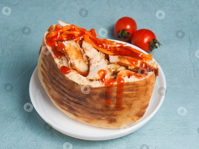 Скачать пита с курицей и овощами, политая кетчупом фотосток Ozero