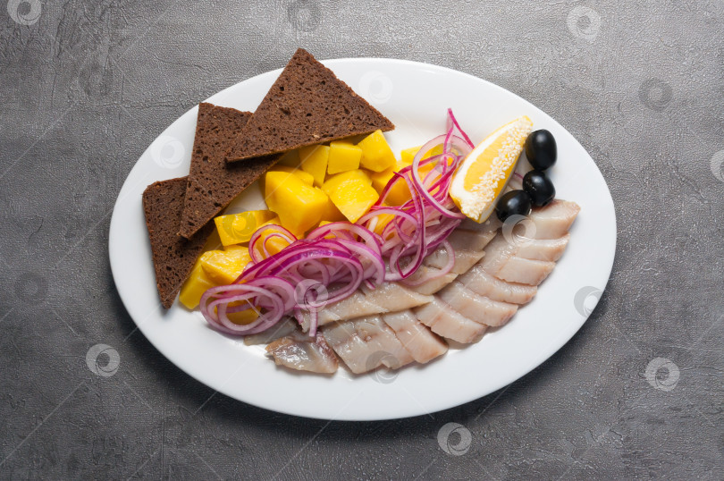 Скачать холодная закуска - соленая сельдь с картофелем и красным луком фотосток Ozero