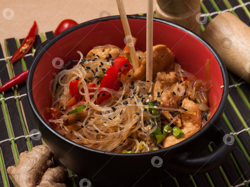 Скачать стеклянная лапша с курицей и овощами по-азиатски фотосток Ozero